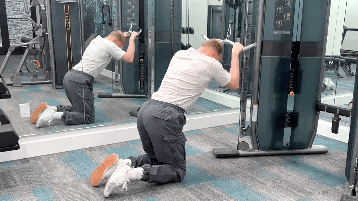 A person performing the cable crunch movement.