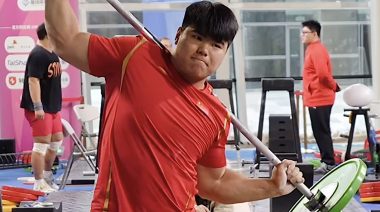 China’s Weightlifting Team’s Core Training Floats Weights on Their Upper Back
